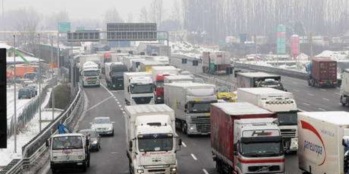 20091222 - BOLOGNA - WEA - MALTEMPO: ANCORA CHIUSE AUTOSTRADE IN EMILIA-ROMAGNA. L'autostrada A1 nei pressi di Modena Nord stamani 22 dicembre 2009.E' caos trasporti in Emilia-Romagna, colpita da un'eccezionale ondata di gelo che ha ghiacciato la maggior parte di strade e autostrade della regione, causando una miriade di incidenti e mettendo a durissima prova uomini e mezzi dei soccorsi.  ANSA / BARACCHI-BENVENUTI / DBA